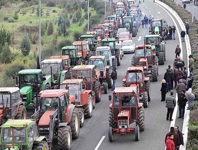 Ζεσταίνουν τα Τρακτέρ οι Αγρότες